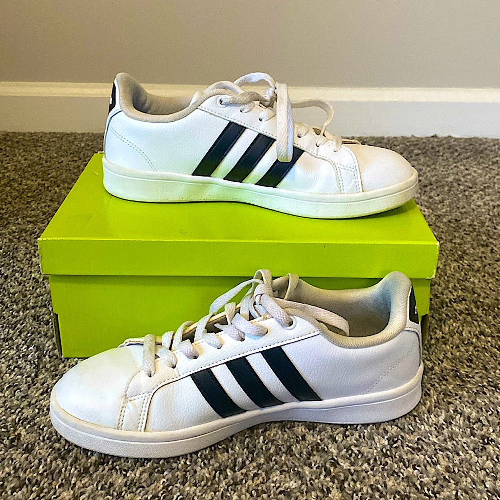 Size 7 Adidas Grand Court w/ Cloudfoam cushion
